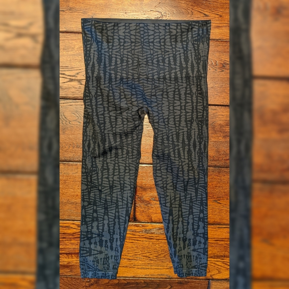SPANX Look At Me Now Seamless Cropped Leggings Black Gray Geo Indigo Pattern XL